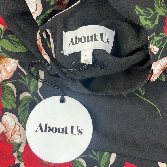 NWT About Us Women’s Addison Black are White Floral Dress, size Medium - Picture 6 of 13